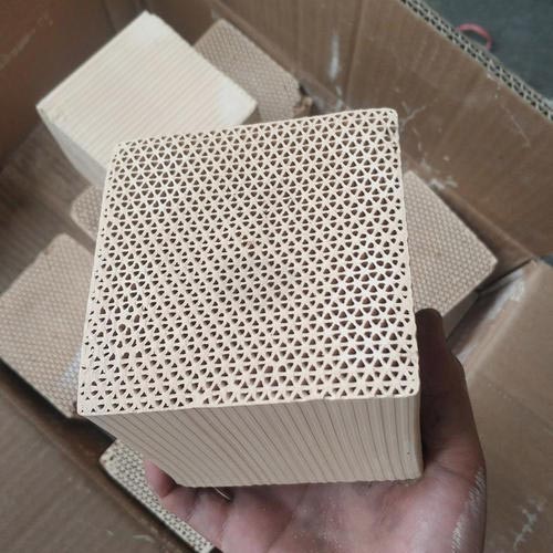  Zeolite honeycomb molecular sieve